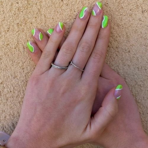 diseño de uñas color verde en Contacto Peluquería Estética ruvi en El Ejido