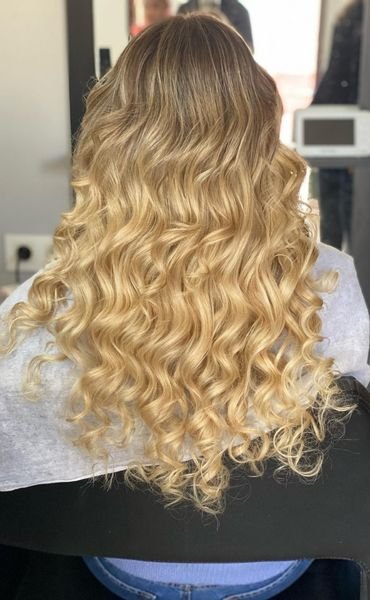 mujer rubia en Contacto Peluquería Estética ruvi en El Ejido